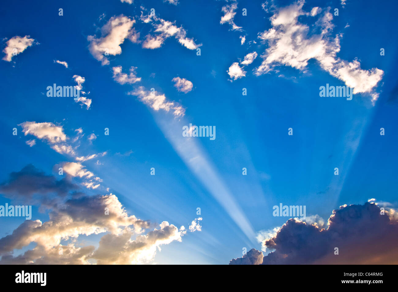 Dieser Gott Strahlen leuchten hinter einigen Wolken in Phoenix, AZ  Stockfotografie - Alamy