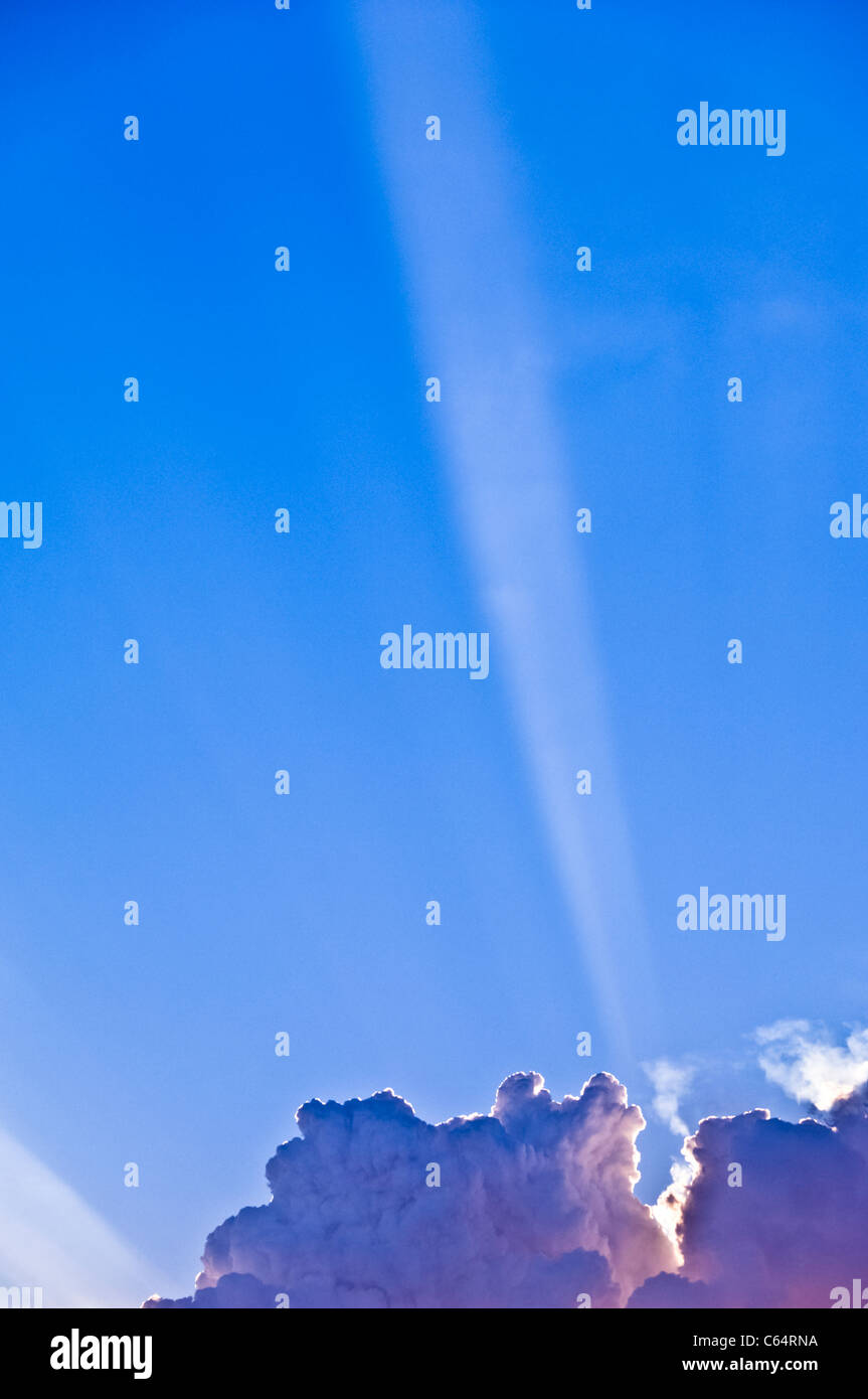 Dieser Gott Strahlen leuchten hinter einigen Wolken in Phoenix, AZ. Stockfoto