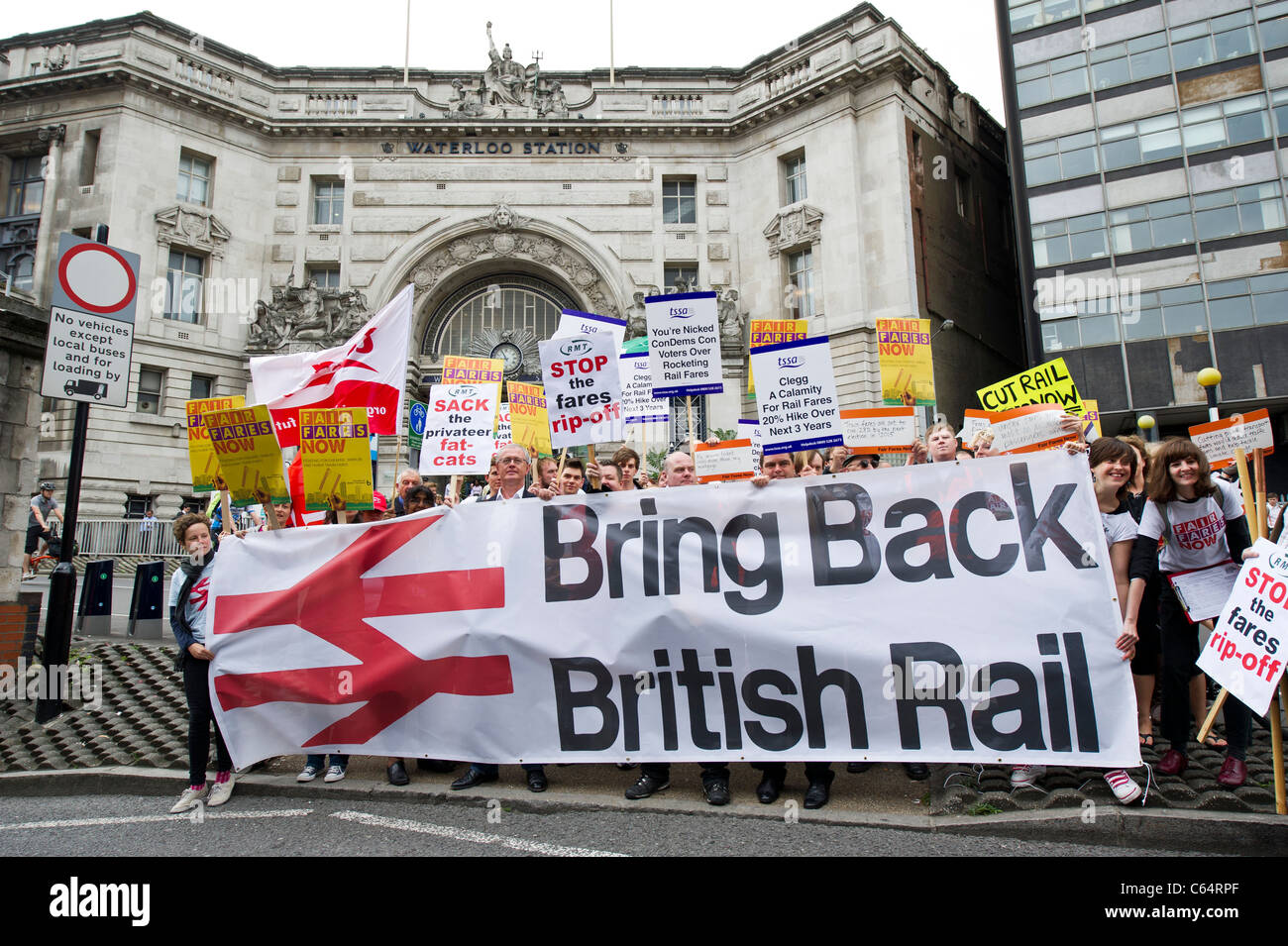Protest gegen höhere Fahrpreise bei der Bahn und British Rail, gegenüber Bahnhof Waterloo zurückzubringen Stockfoto