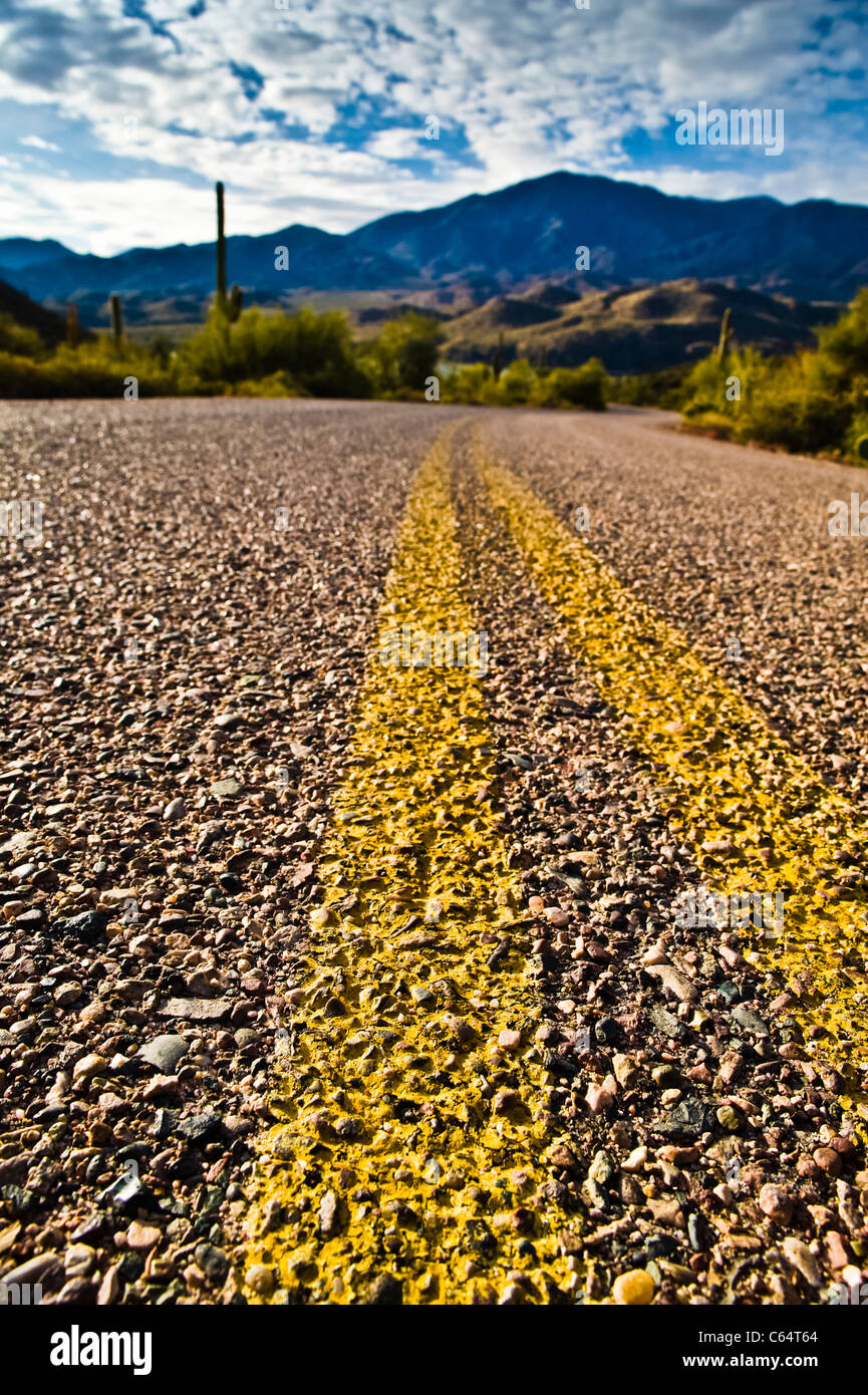 Einer einsamen Straße hinunter zum Apache Lake im Tonto National Forest. Doppelte gelbe Streifen. Stockfoto