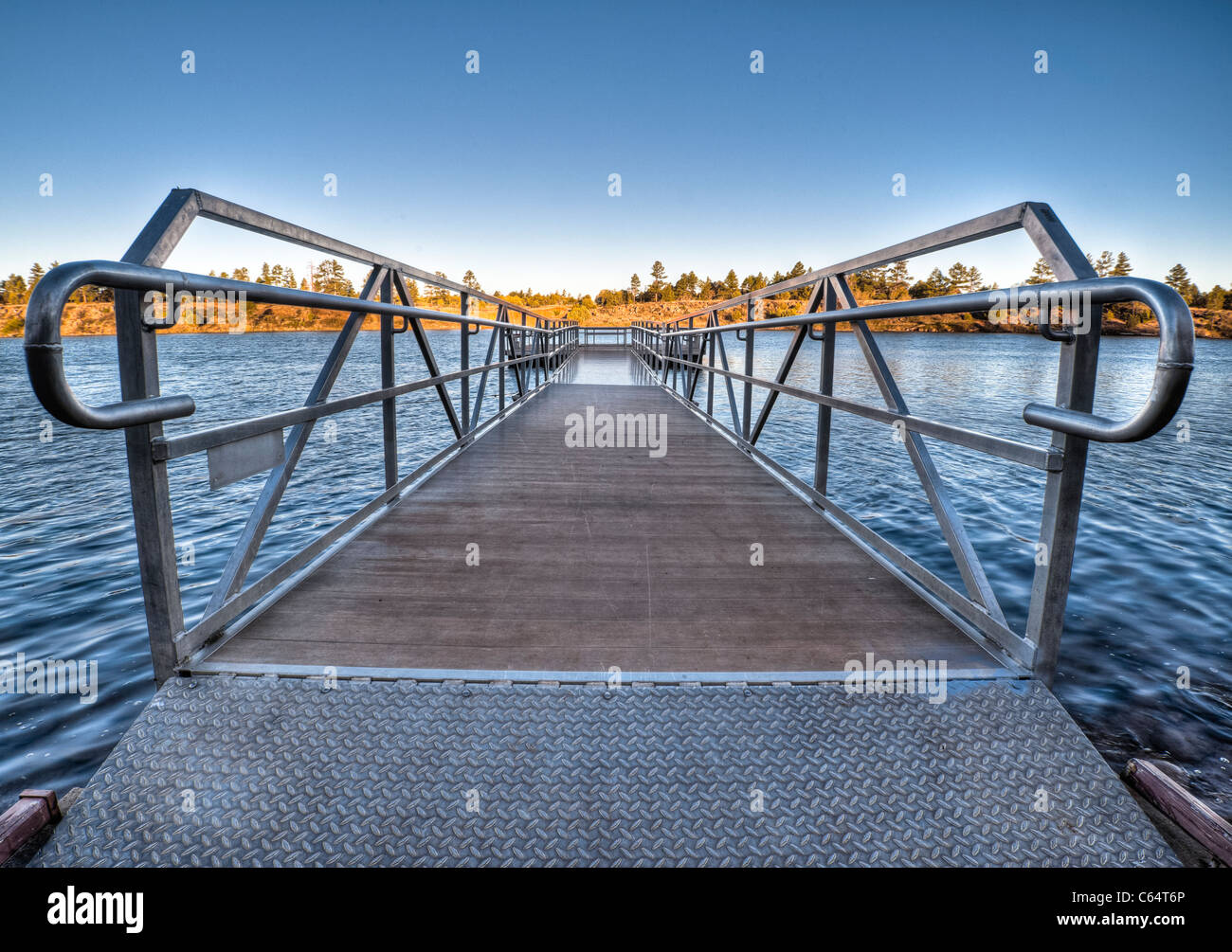 Dieses riesige Dock ist am Narr Hollow State Park-See, Show Low, AZ. Stockfoto