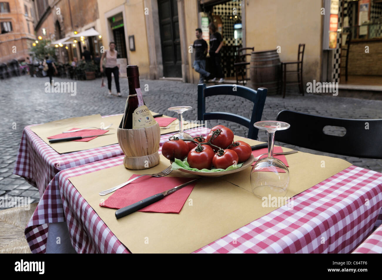 Outdoor Tisch in einem Restaurant, Rom, Altstadt-Viertel der Stadt Stockfoto