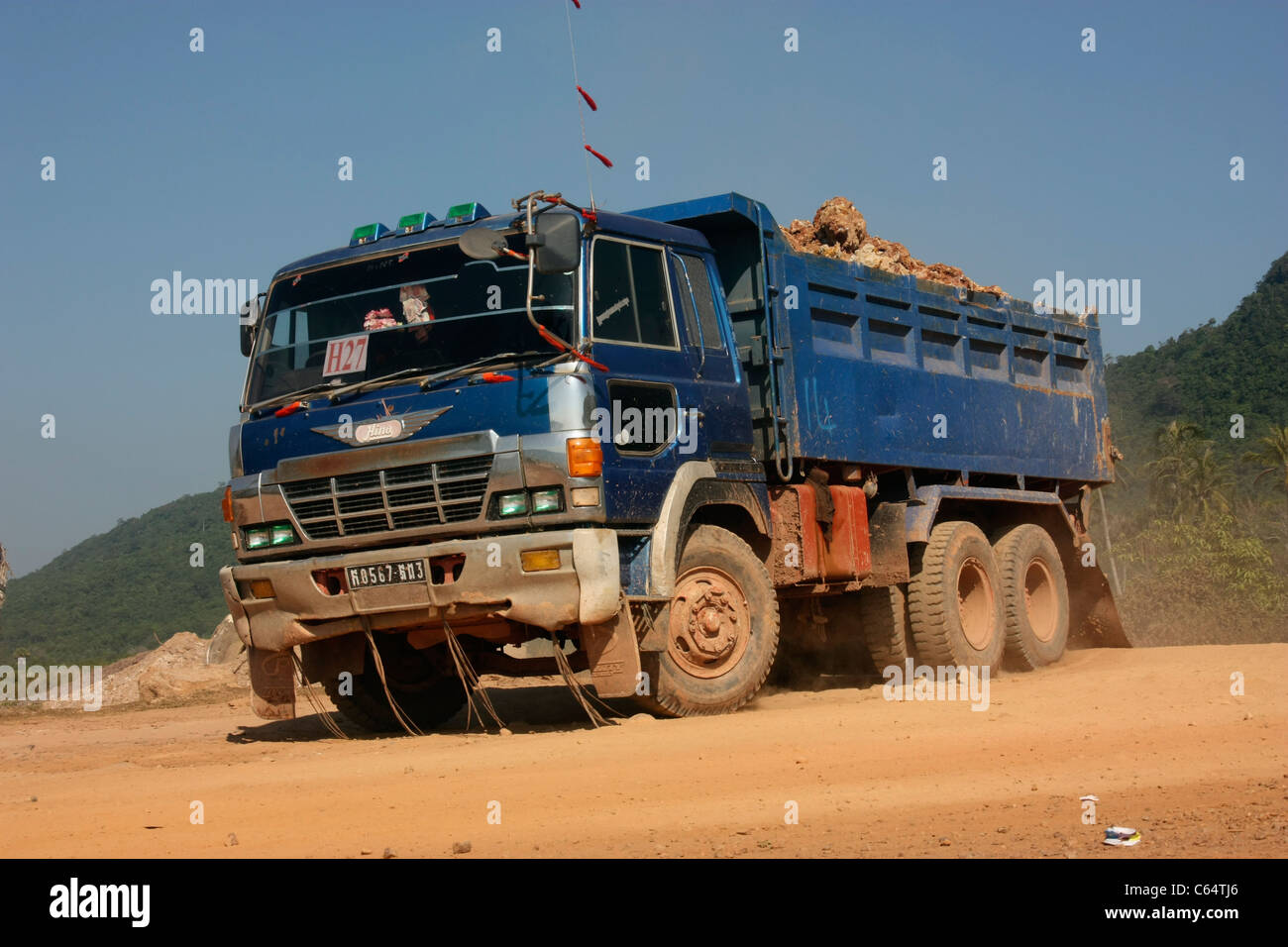 In Japan hergestellter Hino FS66 Muldenkipper, der Gestein während der Straßenbauarbeiten in der Nähe von Kampot im Süden Kambodschas transportiert Stockfoto