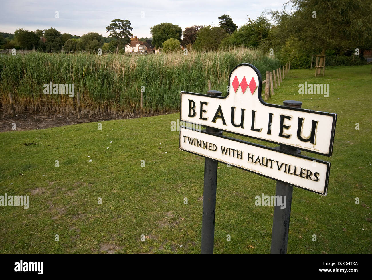 Beaulieu twinned mit Hautvillers Zeichen, Hampshire, England, UK Stockfoto