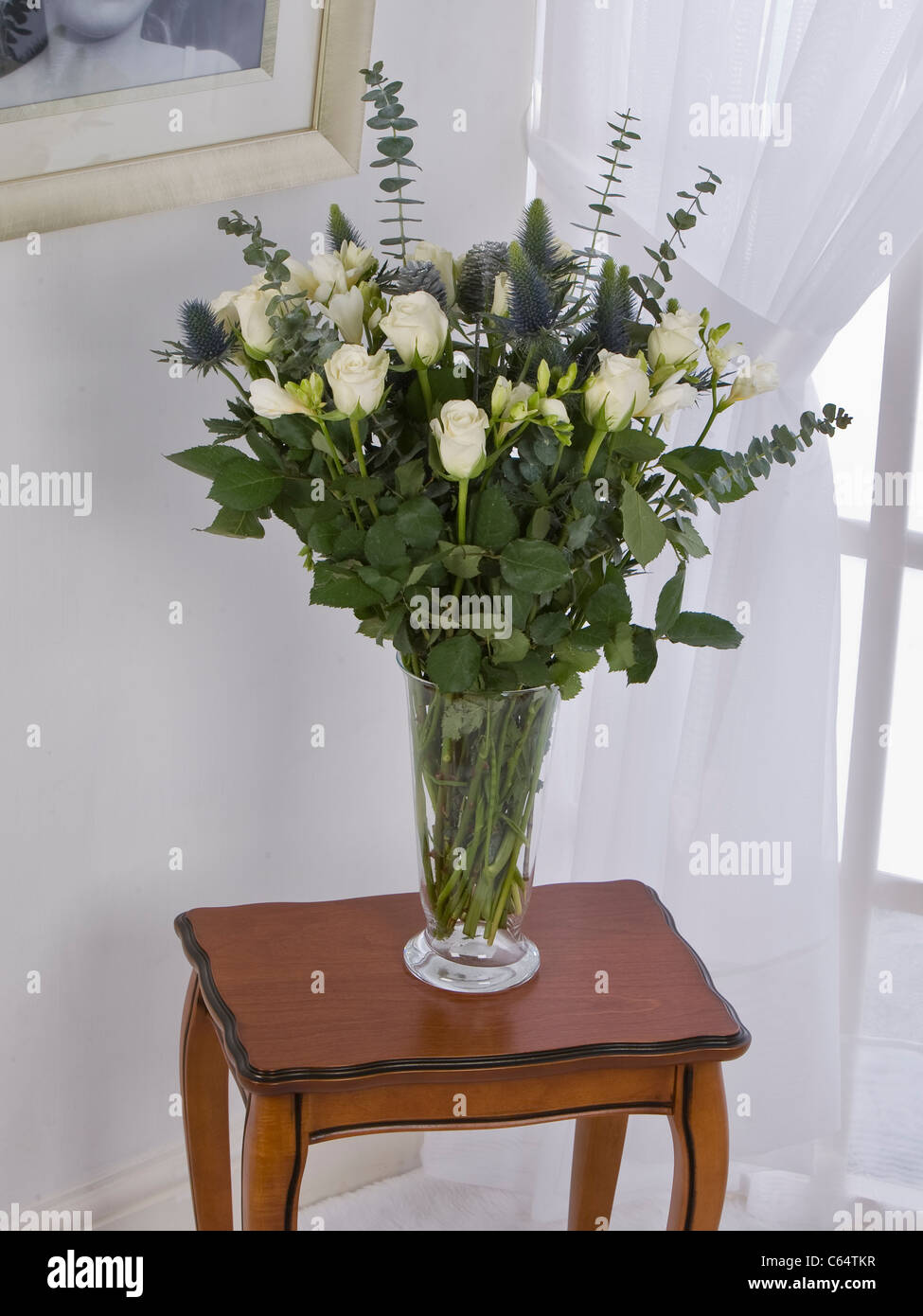 Ein Bouquet von weißen Rosen und Freesien. Stockfoto