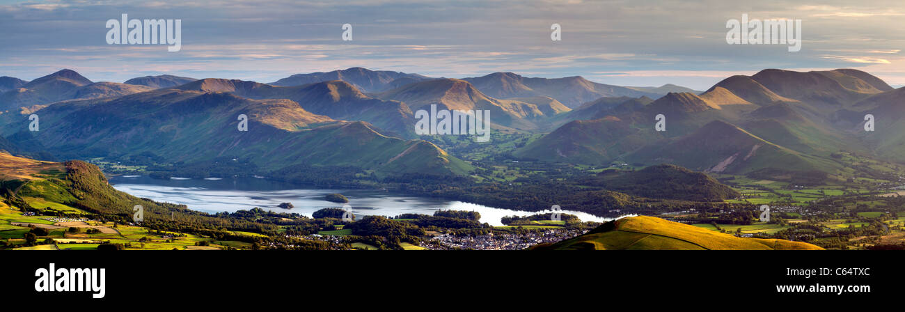 Bergpanorama im weichen Sommer spät abends Licht, über den Derwent Fells, Lake District, Großbritannien. Stockfoto