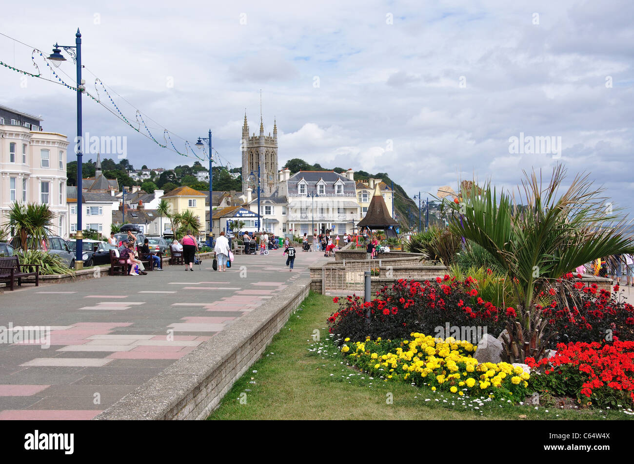 Strandpromenade zeigt St.Michael Kirche, Teignmouth, Teignbridge Bezirk, Devon, England, Vereinigtes Königreich Stockfoto