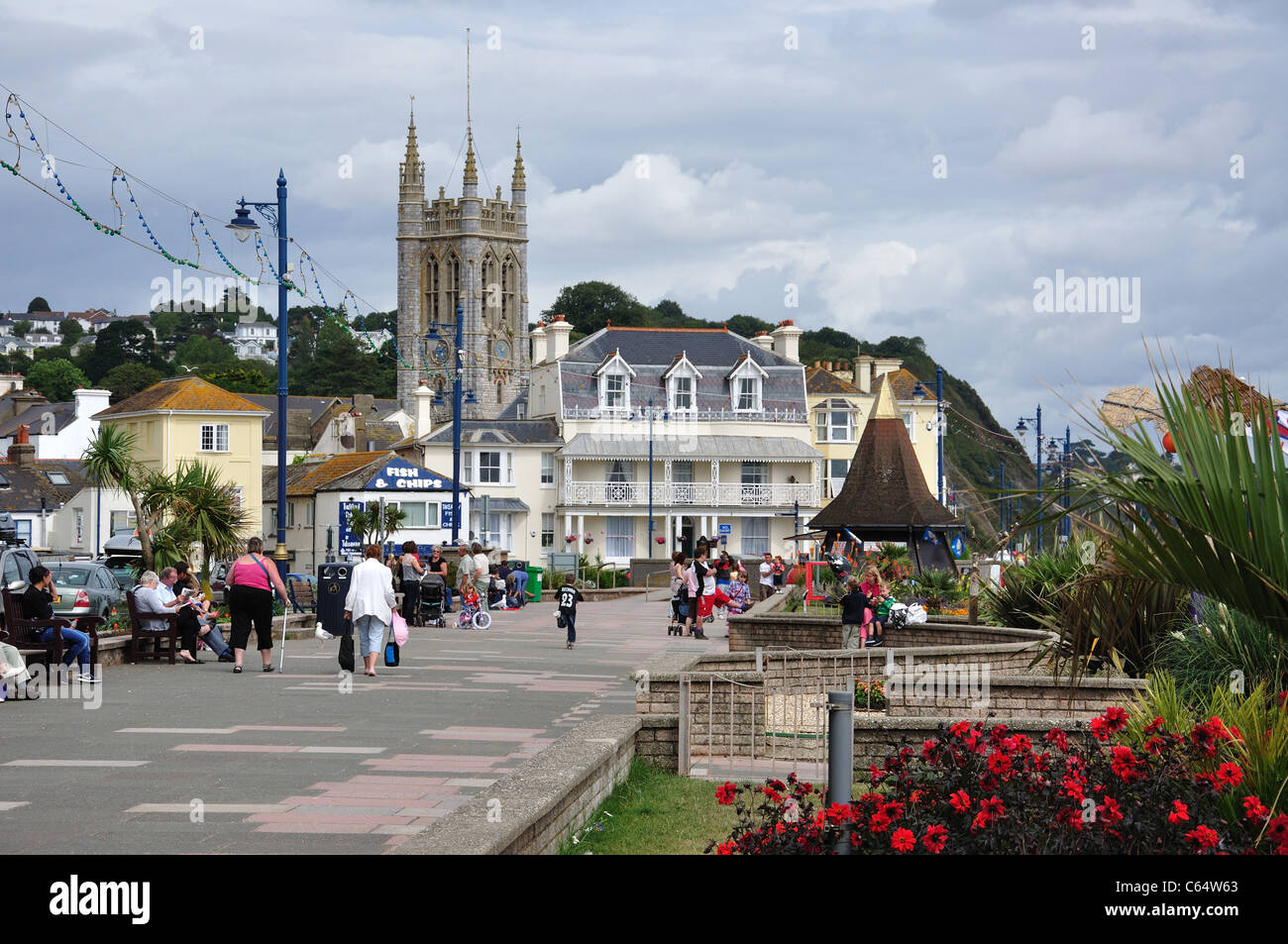 Strandpromenade zeigt St.Michael Kirche, Teignmouth, Teignbridge Bezirk, Devon, England, Vereinigtes Königreich Stockfoto