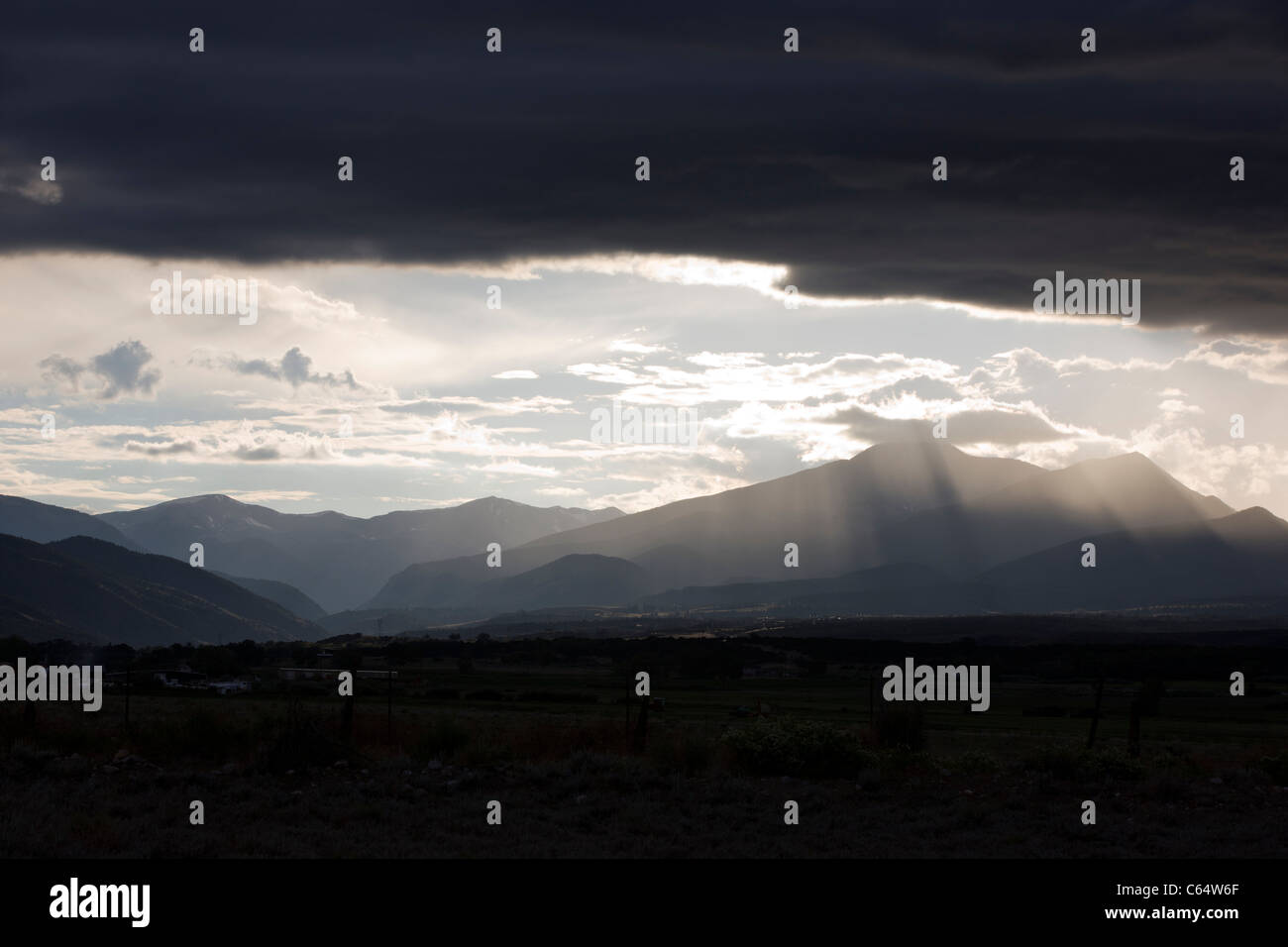 Sonnenlicht-streaming über Gewitterwolken über der Sawatch Range, Rocky Mountains, Colorado, USA Stockfoto