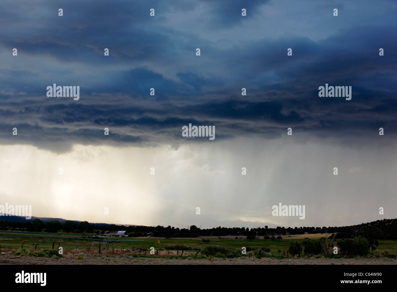 Sonnenlicht-streaming über Gewitterwolken über der Sawatch Range, Rocky Mountains, Colorado, USA Stockfoto