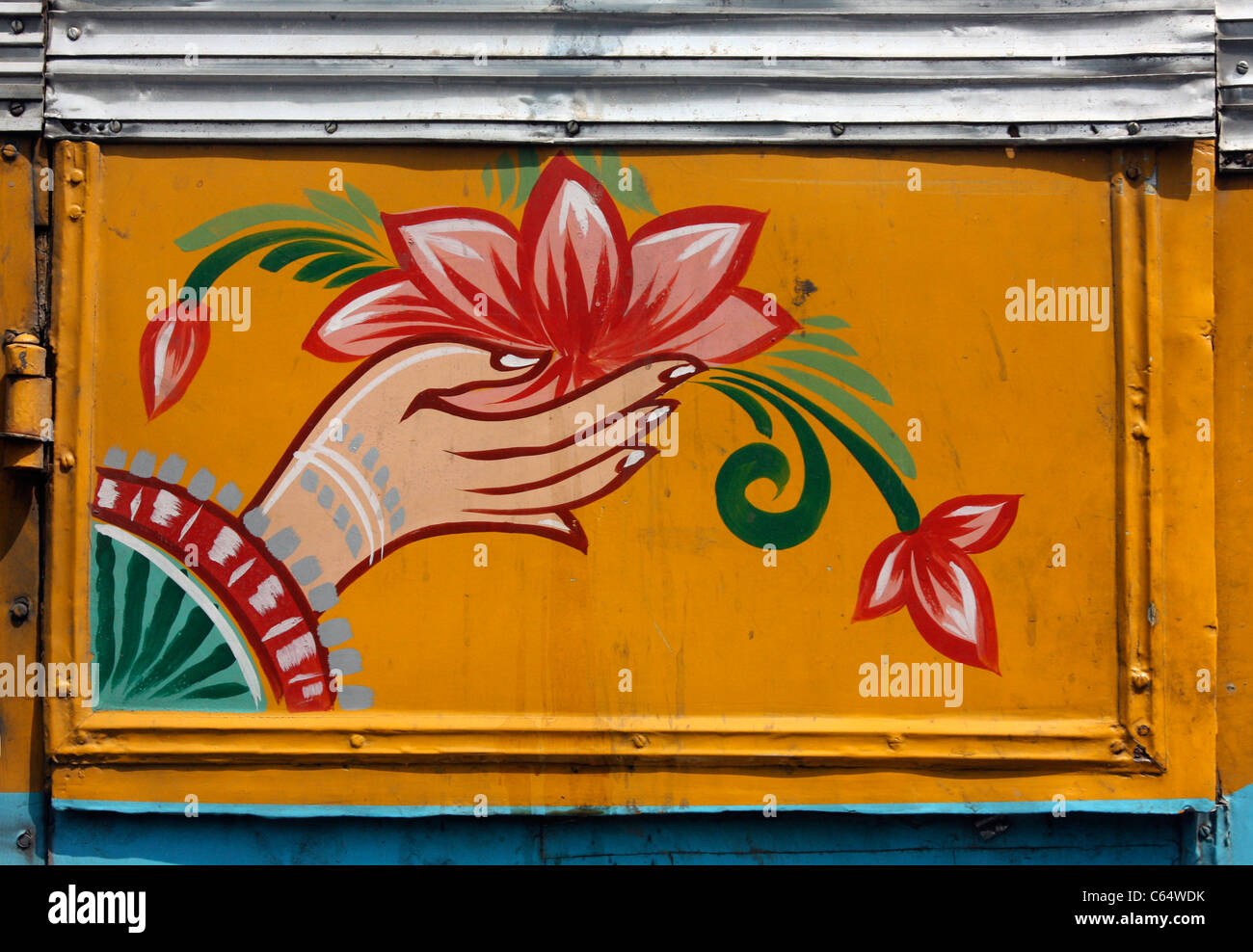 Zeichen aufgemalt Bus Türverkleidung Kolkata Indien Stockfoto