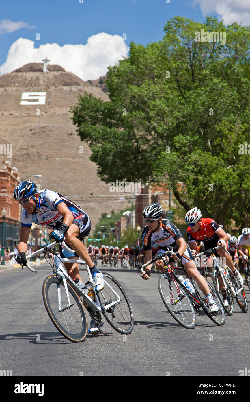 Radprofis Rennen im Criterium Ereignis durch die kleine Stadt von Salida, Colorado, im 7. jährlichen Salida Classic Bike Rennen Stockfoto