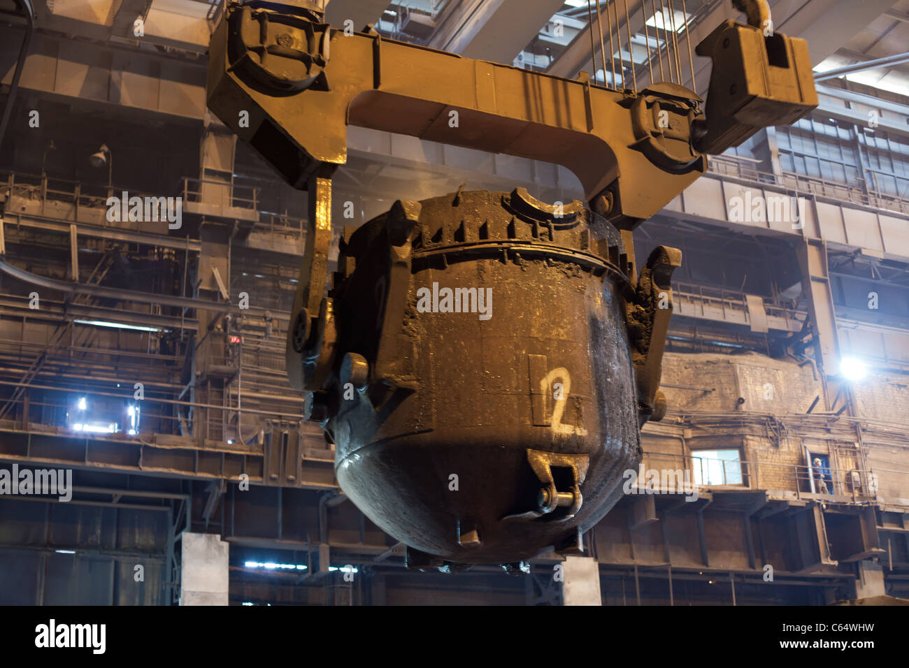 Riesige Stahl Schöpflöffel mit flüssigem Eisen innen im Stahlwerk. Russische Metallurgie. Stockfoto