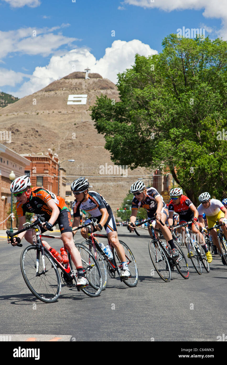 Radprofis Rennen im Criterium Ereignis durch die kleine Stadt von Salida, Colorado, im 7. jährlichen Salida Classic Bike Rennen Stockfoto