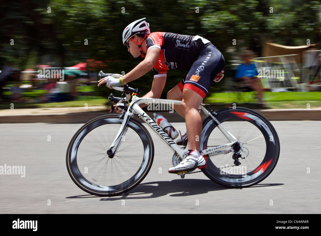 Radprofis Rennen im Criterium Ereignis durch die kleine Stadt von Salida, Colorado, im 7. jährlichen Salida Classic Bike Rennen Stockfoto