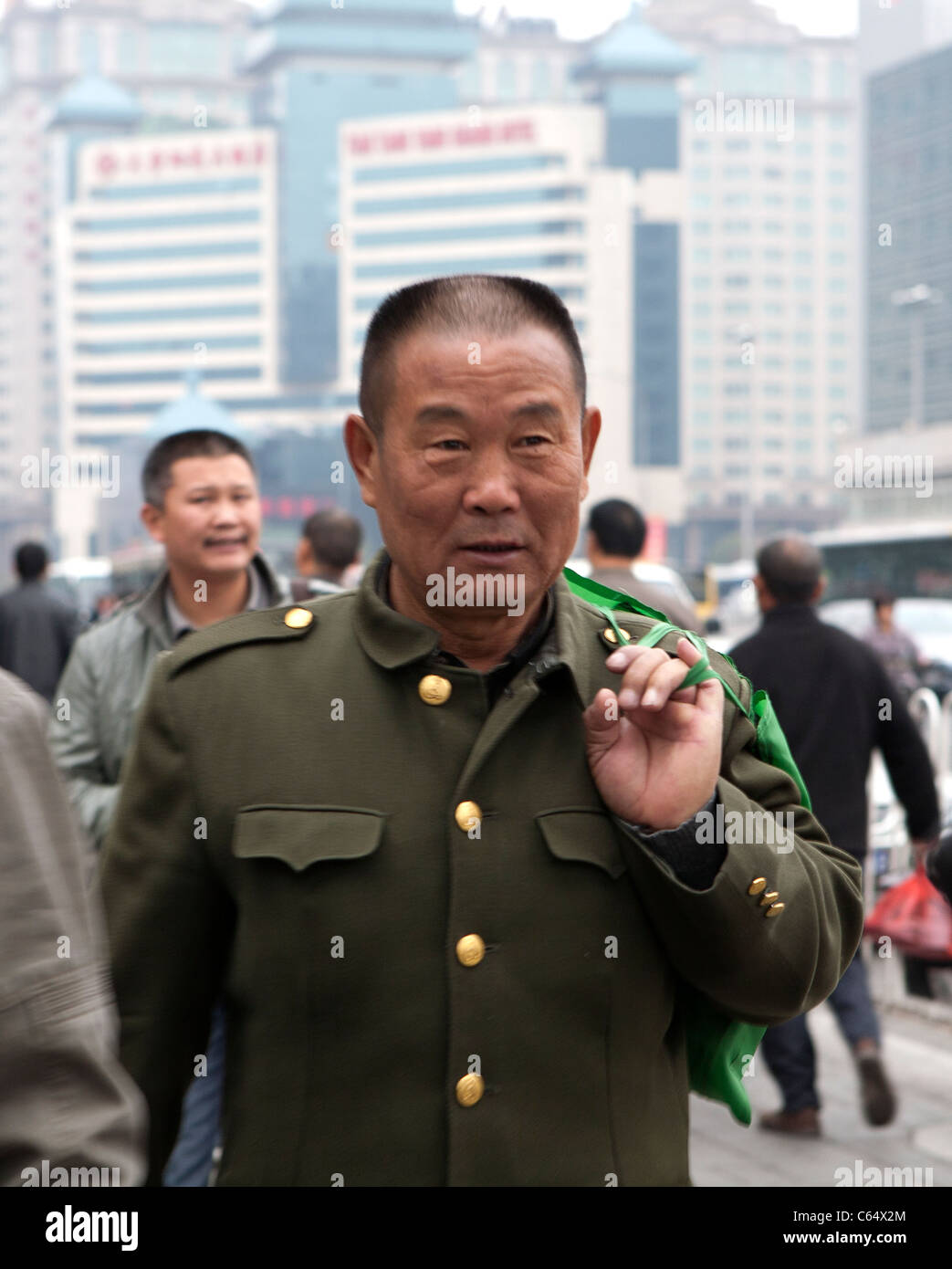 Mann trägt militärische Jacke Fußgängerzone in Peking Stockfoto