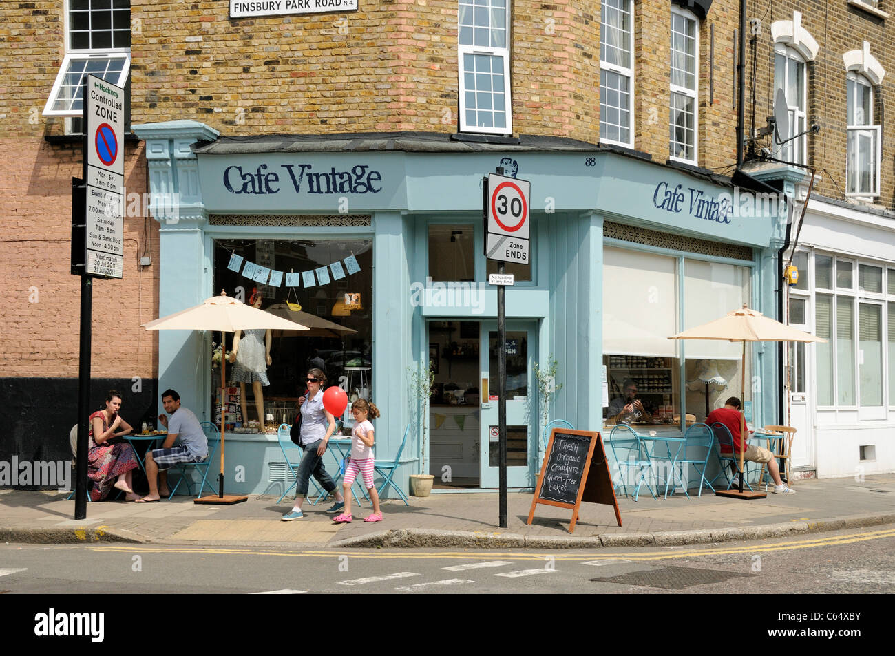 Menschen außerhalb Cafe Vintage Hackney, London UK sitzen Stockfoto