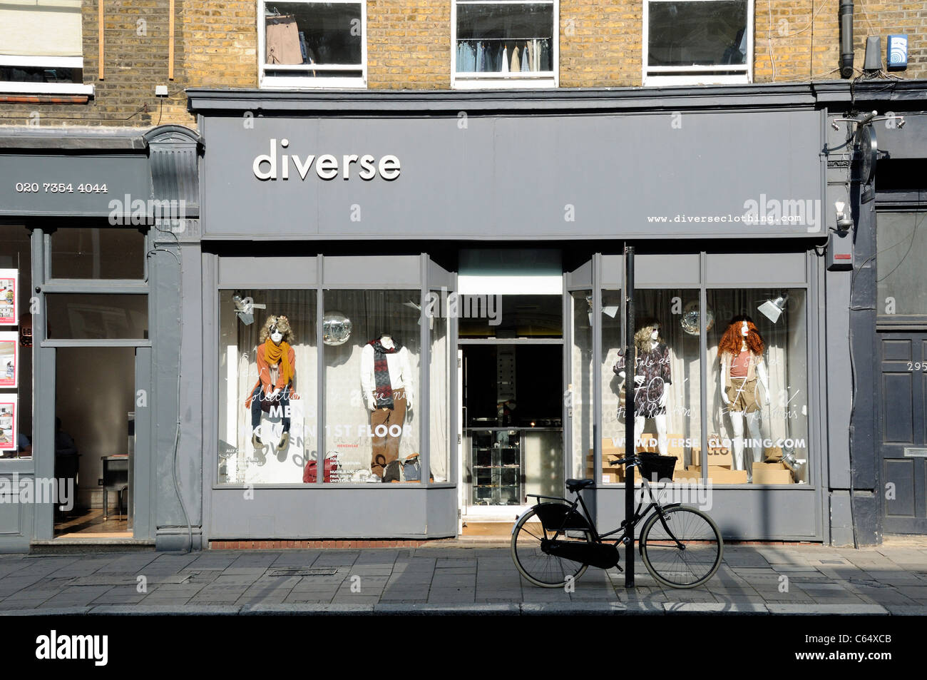 Diverse Kleidung shop Upper Street Islington London England UK Stockfoto
