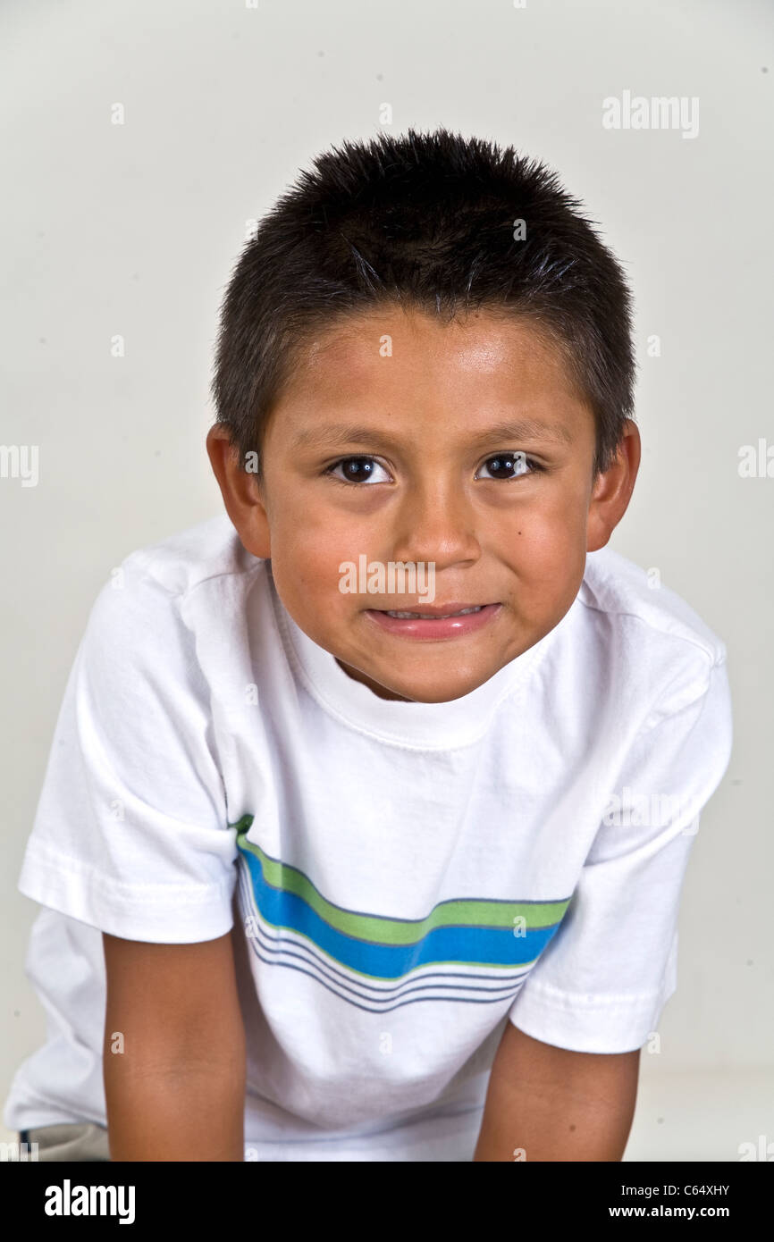 Hispanic junge jungen 6-7 Jahre alt. fehlende Zähne ethnischen inter ethnische Vielfalt ethnisch vielfältigen multikulturellen multikulturellen interracial Stockfoto