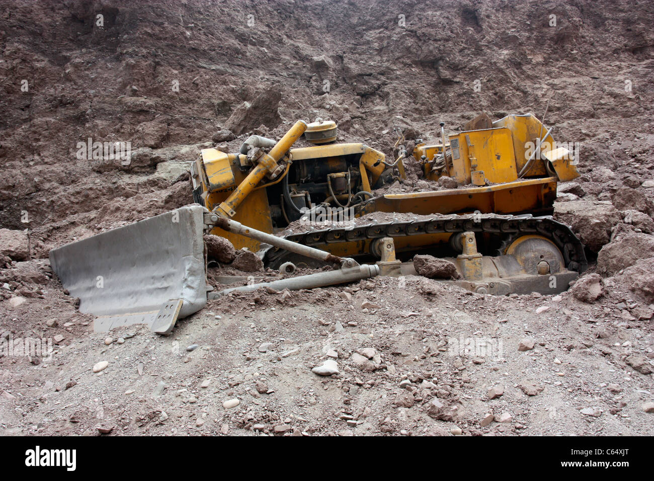 Bulldozer durch Erdrutsch auf die höchste Straße der Welt, Kargil im nördlichen Indien Himalaya Ladakh begraben Stockfoto