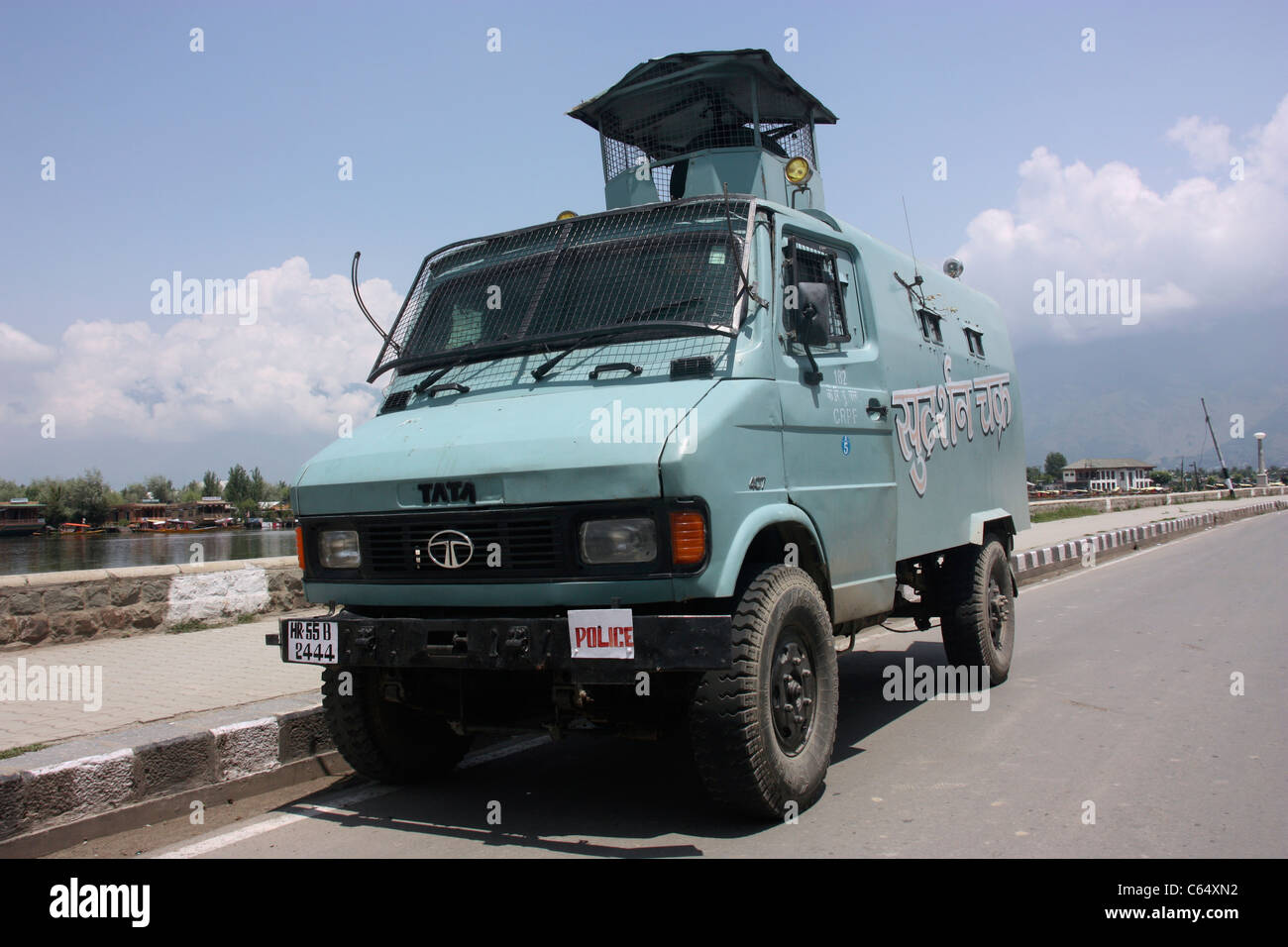 Panzerwagen der indischen zentrale Reserve Polizei bewacht der Uferstraße in Srinagar in Kaschmir Unruhen Indien Stockfoto