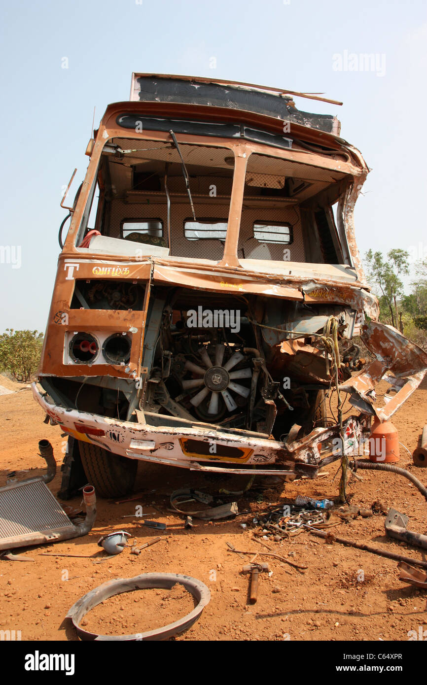 Stark beschädigte Ashok Leyland Lkw abgeladen am Straßenrand nach Kopf über Nacht Zeit Kollision in Karnataka, Indien Stockfoto