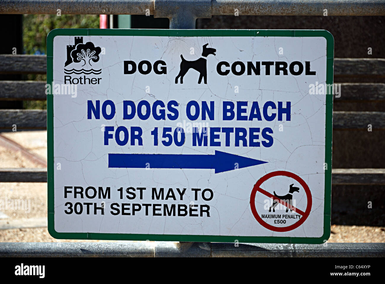 Ein Hund-Steuerelement unterzeichnen am Strand von Pett Ebene, in der Nähe von Hastings, East Sussex, England. Stockfoto