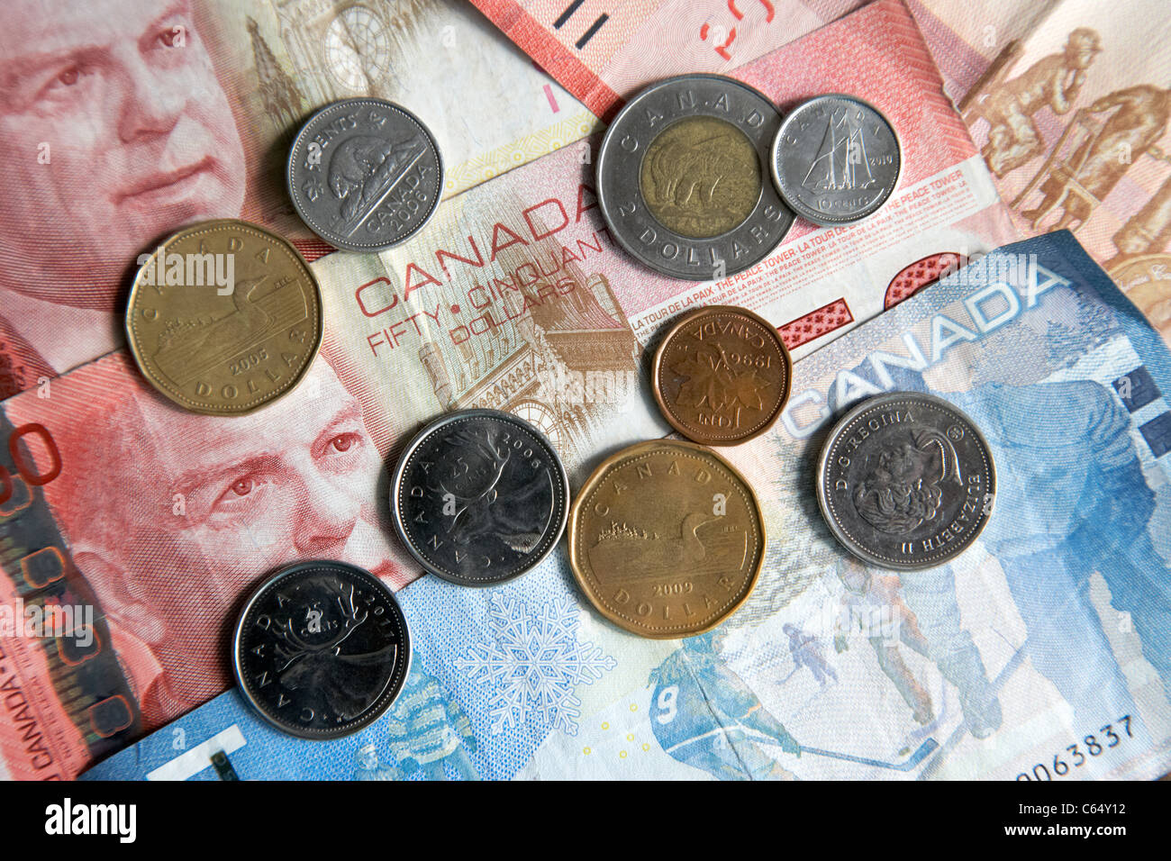 kanadische Währung, einschließlich Münzen und Banknoten Stockfoto