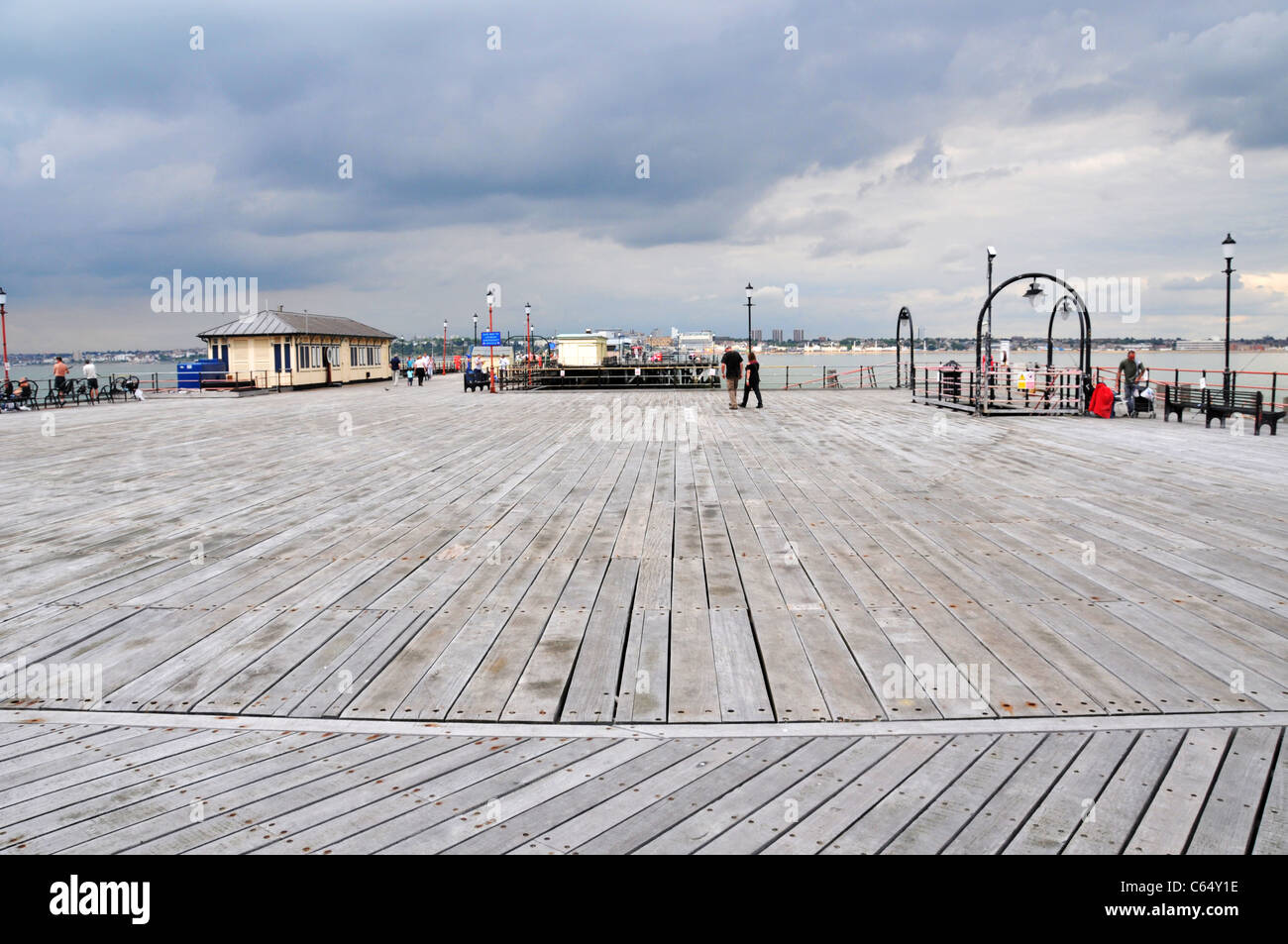 Southend Pier Meer Himmel trübe Meer English Holiday Resort Tagesausflug London Stockfoto