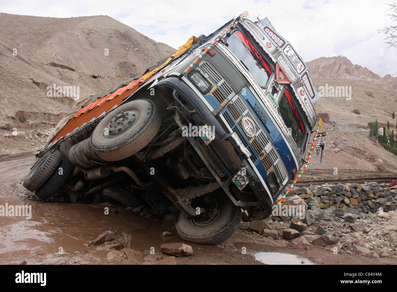 Umgedrehten Tata LKW nach einem Unfall auf dem gefährlichen Weg nach Leh Ladakh Nordindien in Karnataka, Indien Stockfoto
