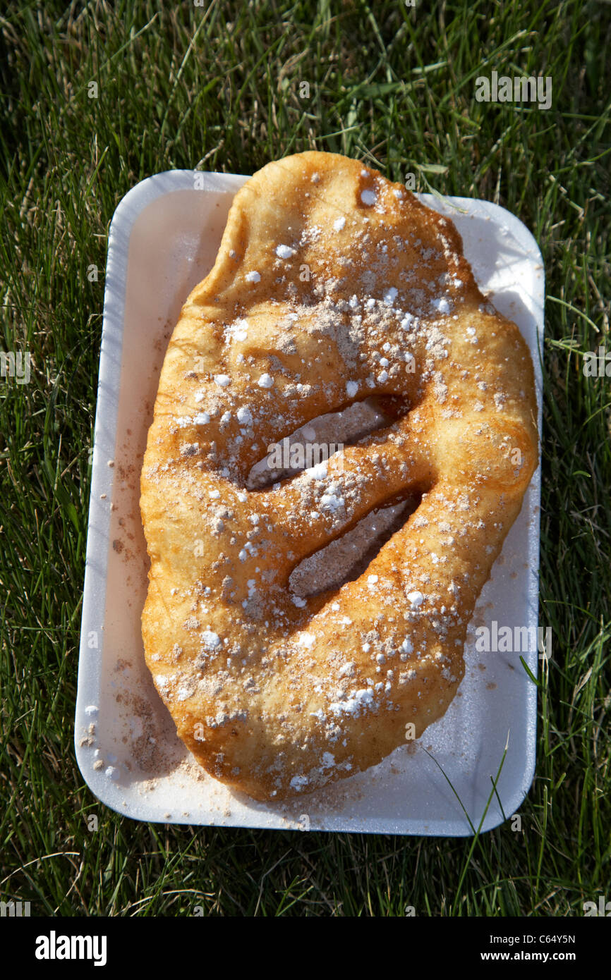 große Elefanten-Ohr-Donut auf einer Messe in Saskatoon Saskatchewan Kanada Stockfoto