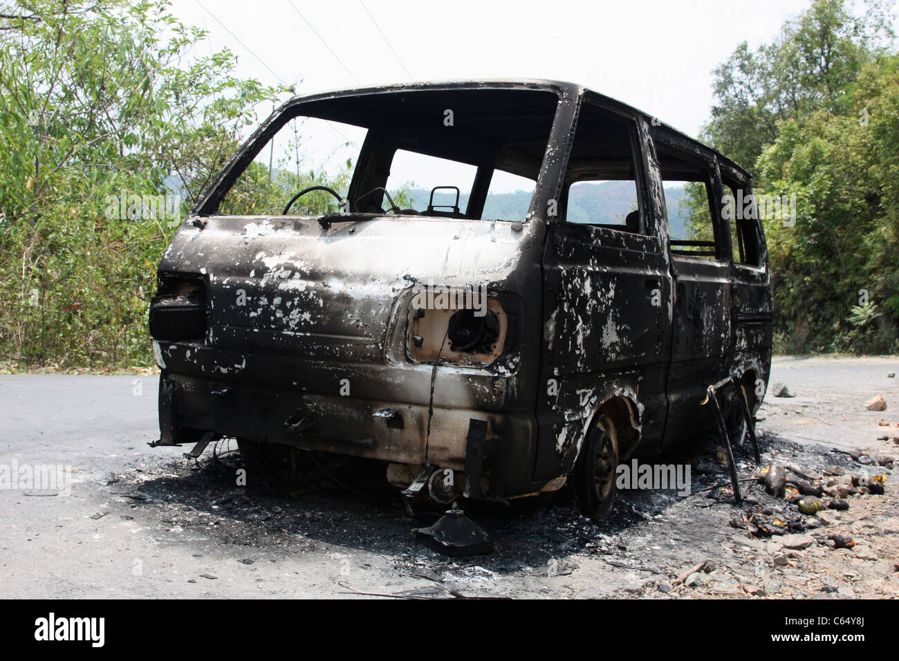 Indische taxi van in einen Hinterhalt gelockt und brannte in Terroranschlag in Manipur Zustand in der Nähe der Grenze zu Stockfoto