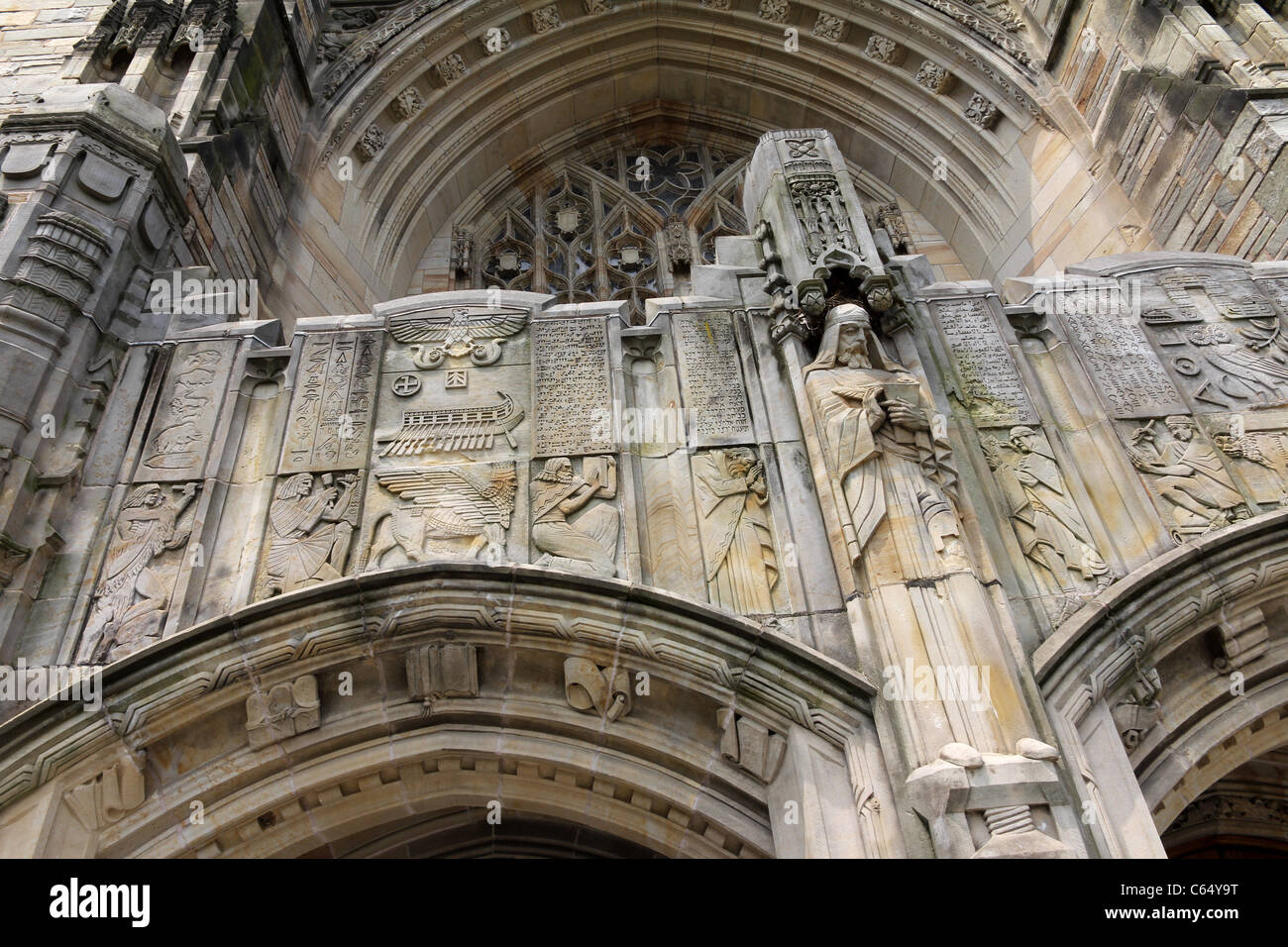 Yale Universitätsbibliothek Sterling, Schnitzereien aus Stein über dem Eingang mit alten Sprachen und Symbole Stockfoto