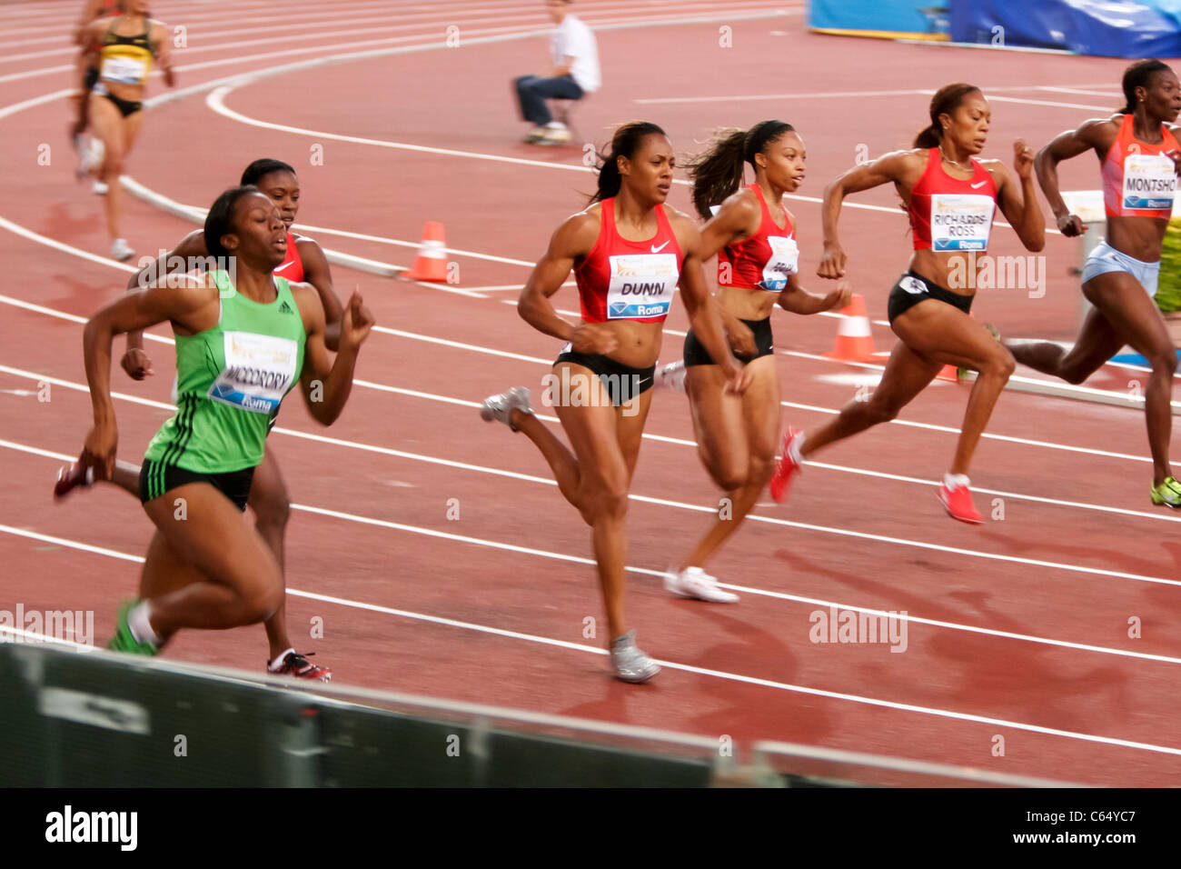 USA-Athletin Allyson Felix und Gruppe von weiblichen Läufer beim 400m Rennen der Golden Gala von Rom 2011 Stockfoto