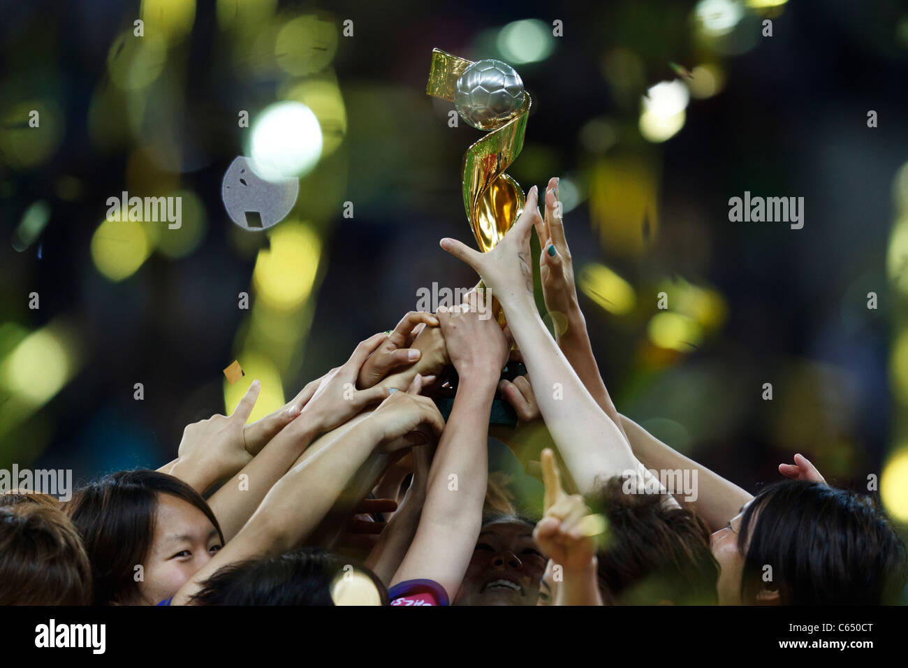 Japanische Spieler heben den WM-Pokal nach dem Sieg über die USA um die FIFA Frauen WM-Finale 17. Juli 2011 zu gewinnen. Stockfoto