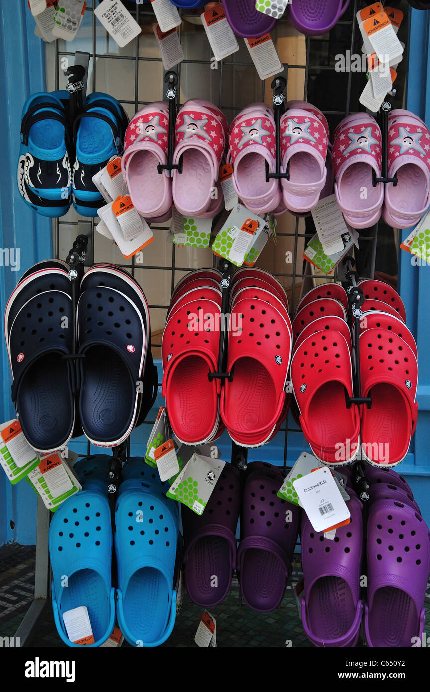 Eine bunte Anzeige von Schuhe am Strand Fowey Cornwall UK Stockfoto