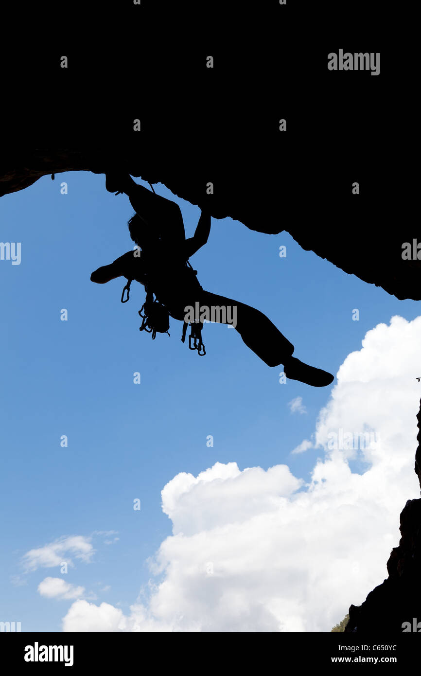 Rock Climber Silhouette an einem sonnigen Tag klettern hoch Stockfoto