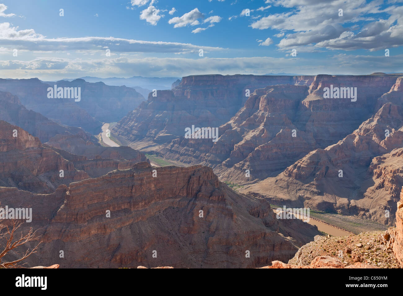 Grand Canyon mit Colorado River View, blauer Himmel und Wolken Stockfoto