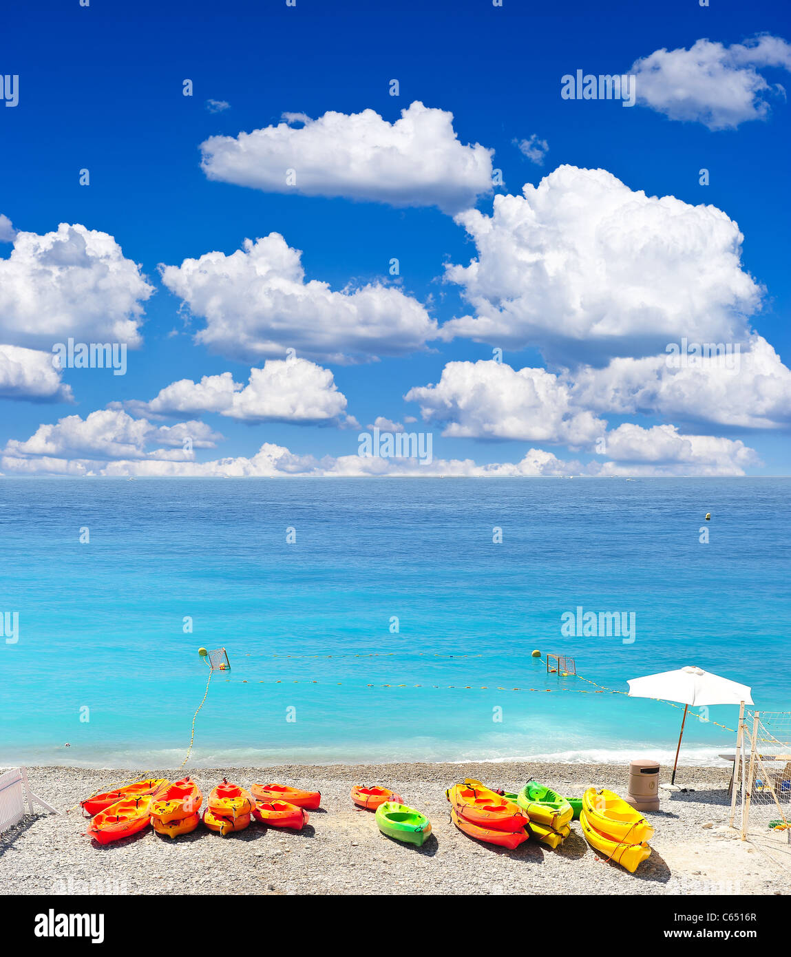 bunte Boote am Strand von Nizza. Urlaub-Hintergrund Stockfoto