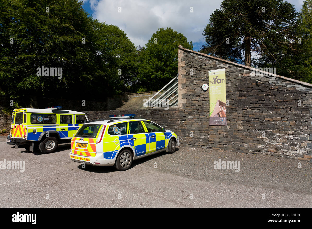 Polizei-Fahrzeuge im Besucherzentrum, Grizedale Forest, Cumbria Stockfoto