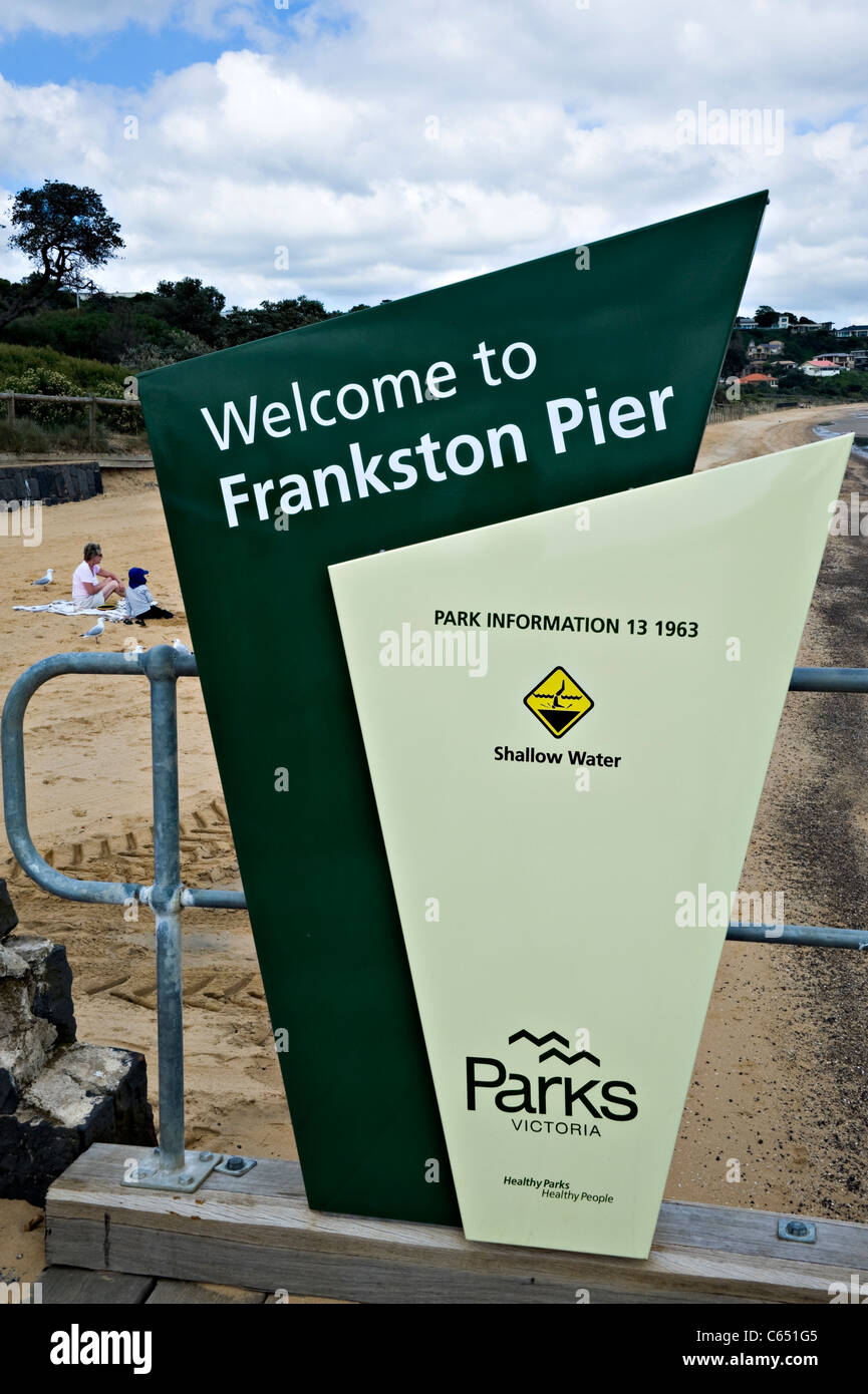 Wegweiser zum Frankston Pier in der Nähe von Melbourne mit Strand und Umgebung hinter Victoria Australien Stockfoto