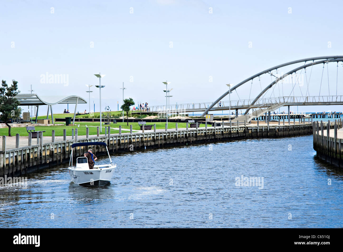 Die Waterfront in Frankston City in der Nähe von Melbourne mit Kleinboot und Park Fassade Victoria Australien Stockfoto