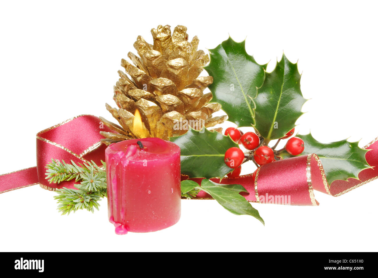 Weihnachtsdekoration der goldenen Tannenzapfen, brennende Kerze, scharfkantigen Goldband und saisonale Laub Stockfoto