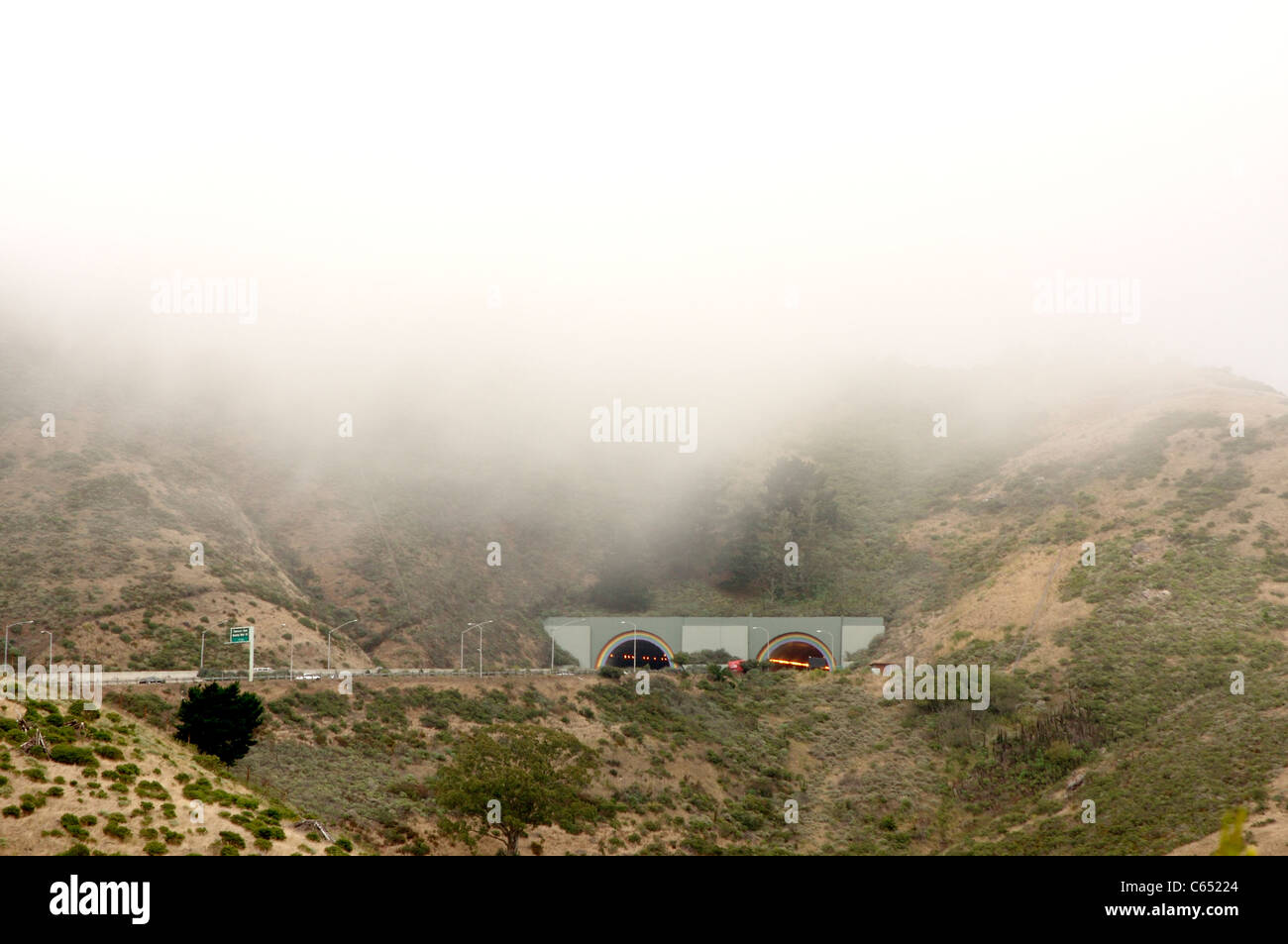 Nebel und Wolke hängt niedrig über dem Waldo Tunnel entlang Route 101 in der Nähe von San Francisco, Kalifornien Stockfoto