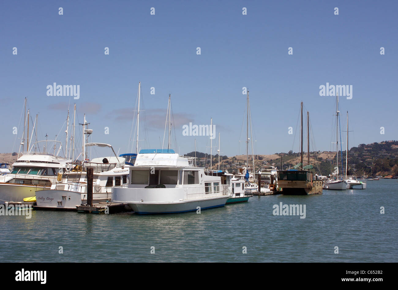 Boote vor Anker in einer Marina in Sausalito, Kalifornien Stockfoto