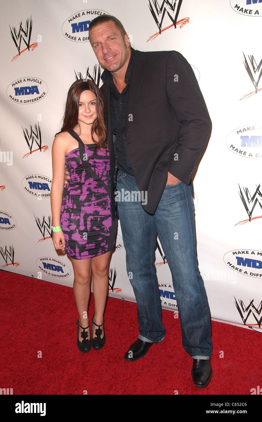 Ariel Winter, WWE Superstar Triple H in Anwesenheit für WWE SummerSlam Kick-Off Party zugunsten der Muscular Dystrophy Association (MDA), Tropicana Bar im The Roosevelt Hotel, Los Angeles, CA 13. August 2010. Foto von: Jody Cortes/Everett Collection Stockfoto