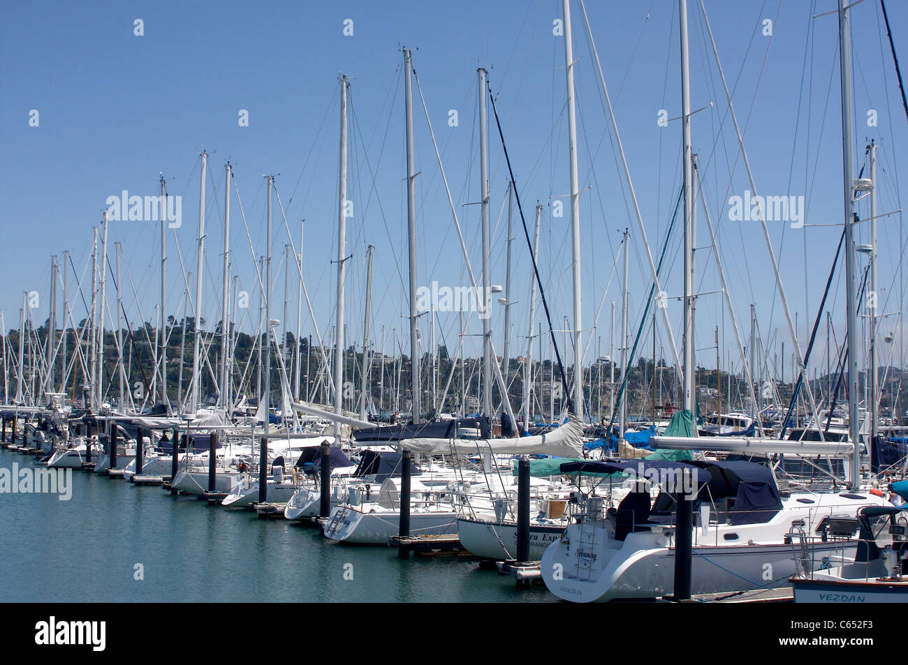 Boote vor Anker in einer Marina in Sausalito, Kalifornien Stockfoto
