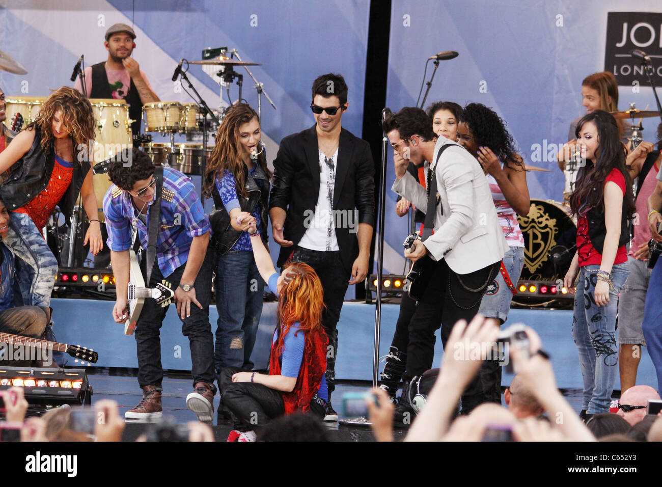 Nick Sie Jonas, Joe Jonas, Kevin Jonas (Jonas Brothers) auf der Bühne für Good Morning America GMA Konzertreihe mit den Jonas Brothers, Rumsey Playfield im Central Park, New York, NY 13. August 2010. Foto von: Rob Kim/Everett Collection Stockfoto