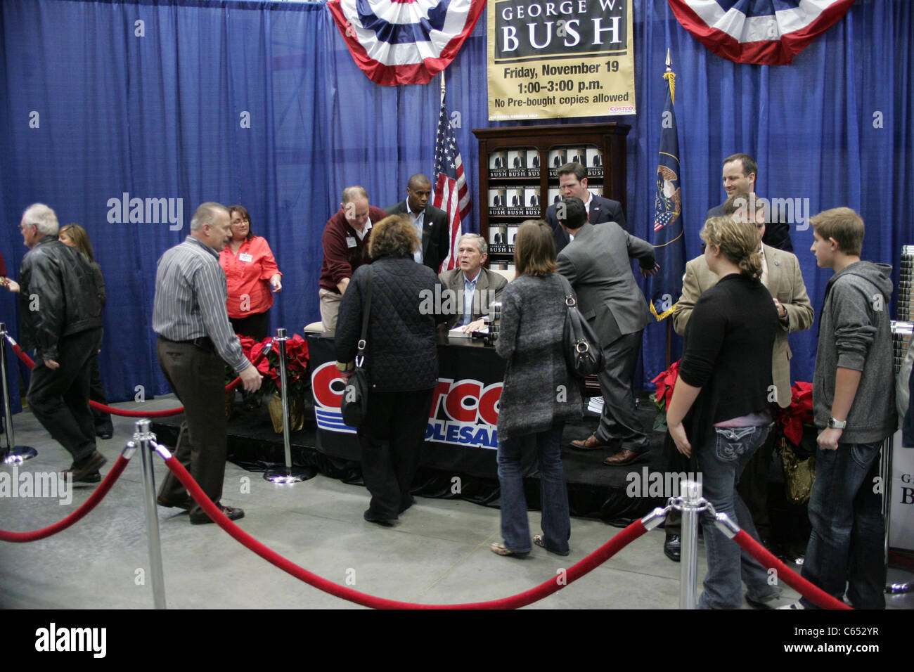 Der ehemalige Präsident George W. Bush bei einem öffentlichen Auftritt für George Bush Entscheidung weist Signierstunde, Costco, Sandy, UT November Stockfoto