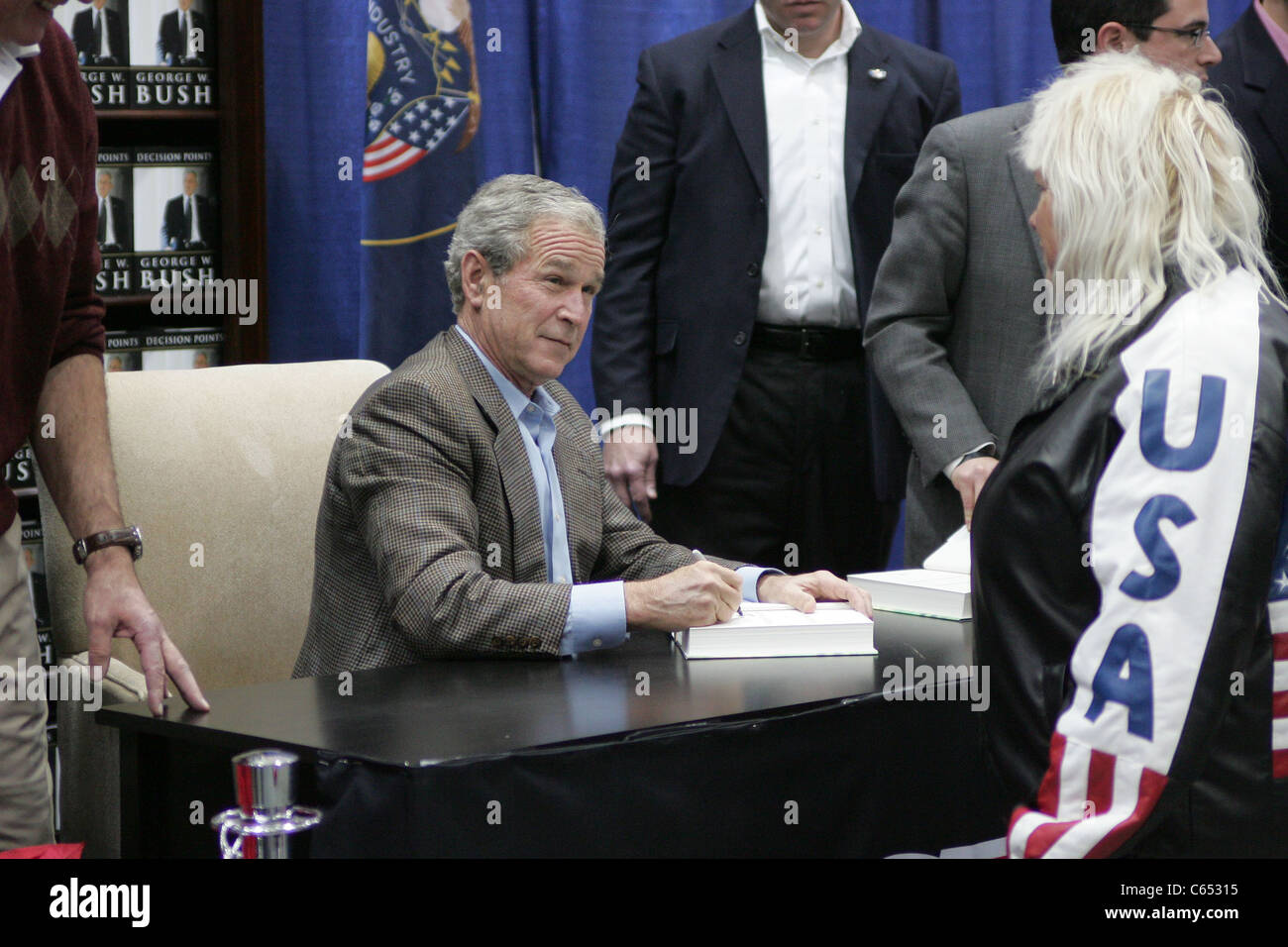 Der ehemalige Präsident George W. Bush bei einem öffentlichen Auftritt für George Bush Entscheidung weist Signierstunde, Costco, Sandy, UT November Stockfoto